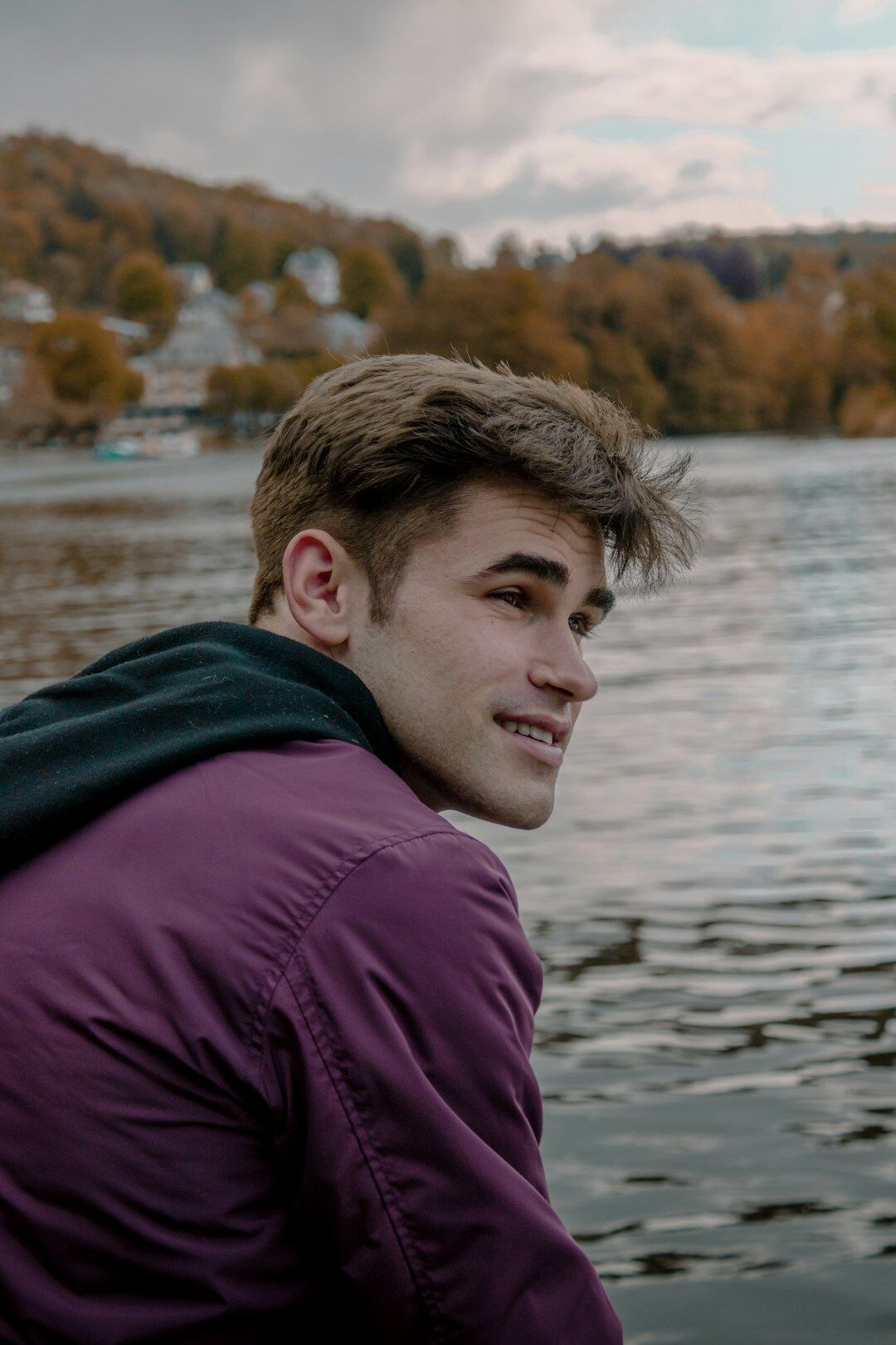 Belgian male formateur en vidéo en direct, portrait souriant