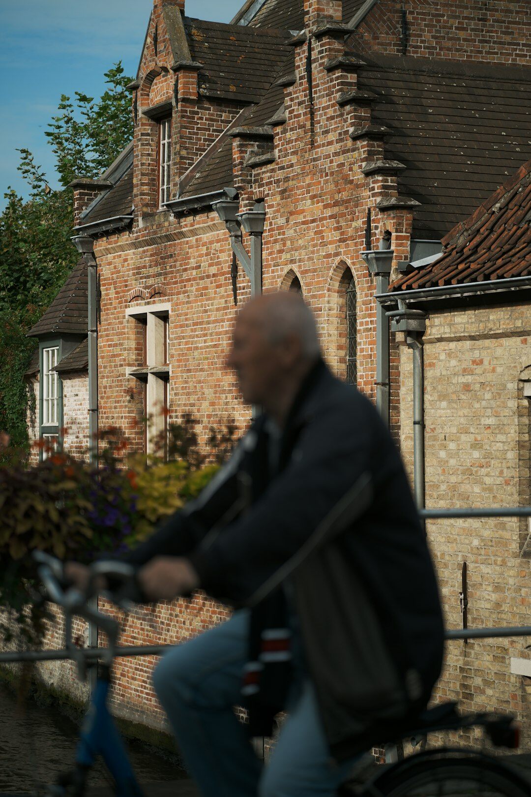 Belgian male formateur en régie vidéo, portrait souriant